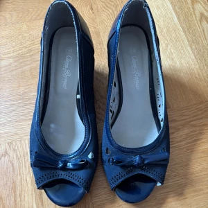 Marinblå kilklackade pumps med rosett - Så himla fina klackar men sulan är trasig. Jag har själv försökt att laga dem men det gick sådär. Finns en spricka i varje klack därav priset! Köp på egen risk!🩷