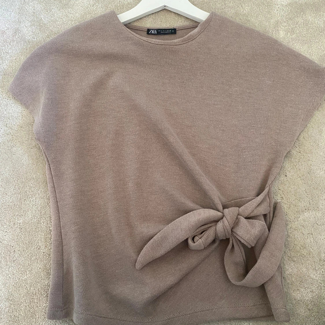 Beige stickad topp med knyt från Zara