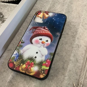 Skal med juldekoration - Helt nytt juldekorerat mobilskal till iPhone 12 mini & 13 mini.