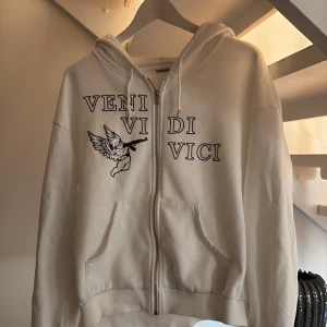 Vivido hel zip hoodie - En vit hel zip hoodie från vivido vilket inte finns längre alltså är de väldigt svåra att få tag i.  Storlek S, bra skick 