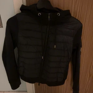 Svart Moncler pufferjacka med huva - 2800kr!!