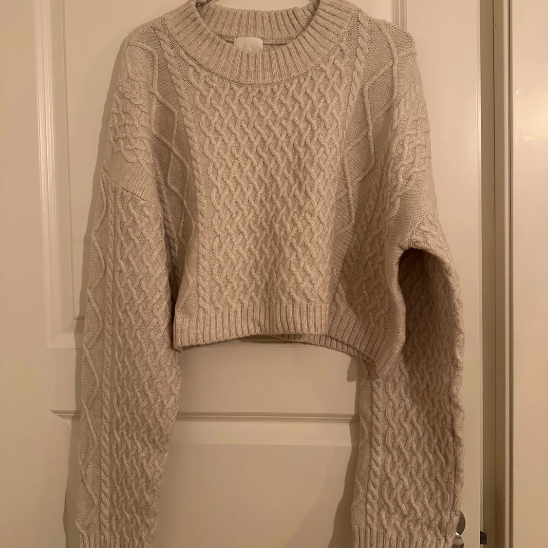 Beige croppad stickad tröja H&M