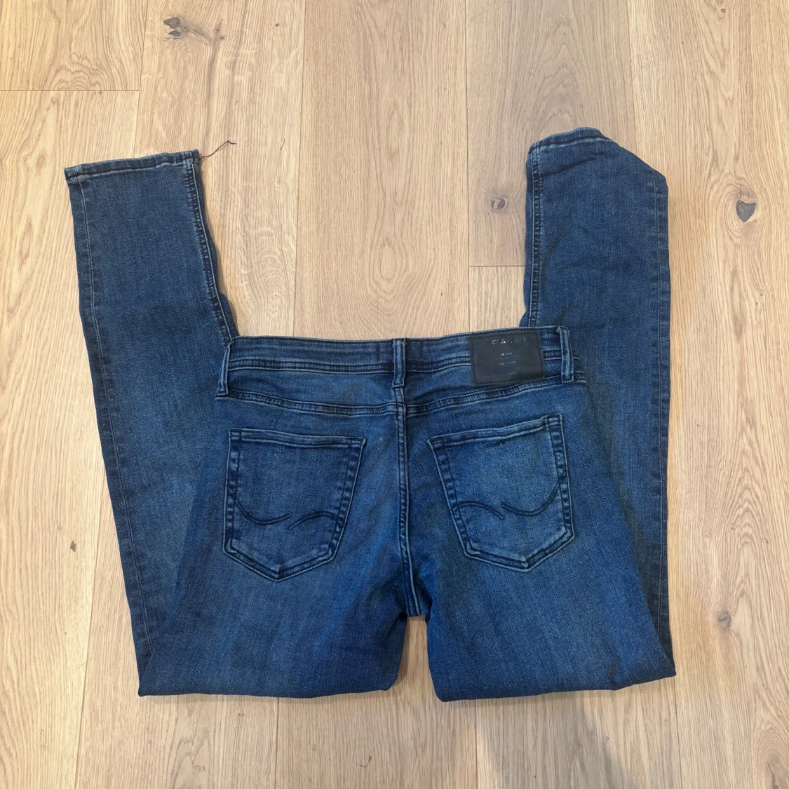 Mörkblå slim jeans från Jack and Jones