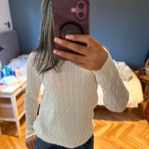 stickad tröja - Vit kabelstickad tröja, helt oanvänd med prislapp kvar på💗 säljer då den aldrig kom till användning💗