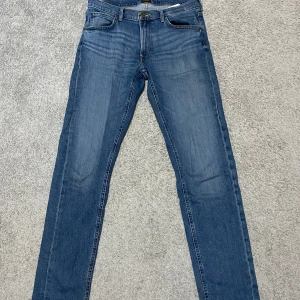 Lee jeans - Säljer gammla Lee jeans som jag växt ur. Inga defekter och storlek syns på bild 3.  Pris är ej hugget i sten 
