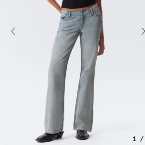 Ljusblå bootcut jeans  - Säljer mina helt nya weekday jeans i modellen Nova storlek 26/34. Prislapp kvar då de köptes idag, men har ingen weekday butik i närheten så kan ej returnera då de var för små. Nypris 590kr