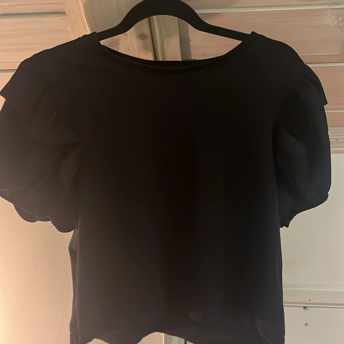 Svart T-shirt med puffärmar