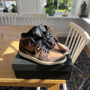 Jordan 1 Mid - Väldigt bra skick! De är använda Max 3 gånger.