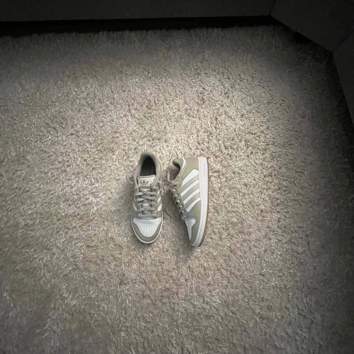 Adidas Forum Low sneakers i vitt och beige - 1