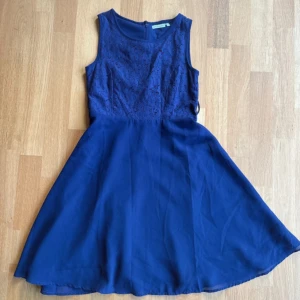 Marinblå spetsklänning  - Supersöt marinblå klänning från Lemon Beret med spets upptill. Det tillkommer även ett silverglittrigt bälte. Klänningen är i storlek 152 men passar för lite större. Klänning är använd ett par gånger när jag var mindre men är i mycket bra skick. 