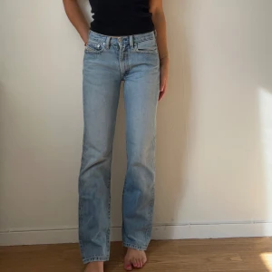 Vintage diesel jeans - Coola vintage diesel jeans i ljusblå tvätt med Levis 501-stuk storlek w26. För referens är jag 163 cm lång och bär vanligtvis xsmall. Skulle även passa xxs, då de är något små i storlek.