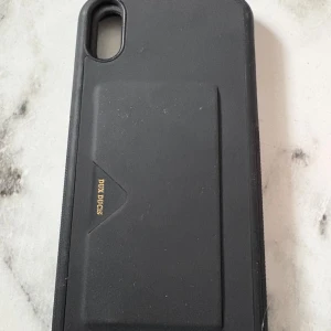 Svart Dux Ducis iPhone plånboksfodral - Svart plånboksfodral från Dux Ducis till iPhone. Fodralet har en stilren design med kortfack på baksidan och är gjort i syntetmaterial. Perfekt för dig som vill ha både skydd och plats för kort i ett och samma skal. Jag tror det är för iPhone X/XS 