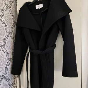 Svart kappa - Säljer den här fina långa kappan från Bubbleroom💕aldrig använd