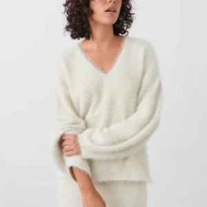 Vit fluffig tröja från Gina - Supermysig tröja från GinaTricot som är helt slutsåld. Den är sparsamt använd och har inga defekter. Säljer då den inte används🤍