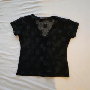 Nätkofta/tröja - Snygg nätkofta, väldigt 90-tal, kan bäras över annan tröja eller för sig själv