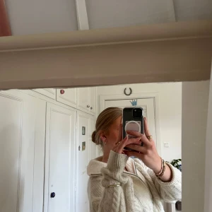 Krämvit stickad half zip tröja - Supermysig krämvit stickad tröja från Bik Bok med half zip och hög krage. Bra skick🤎