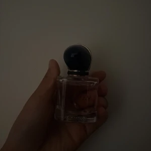 Giorgio Armani My Way parfym - Säljer en elegant parfymflaska från Giorgio Armani, modellen My Way. Flaskan är genomskinlig med en lyxig blå och guldig oval kork. Parfymen har en stilren och modern design som känns exklusiv och trendig. Perfekt för dig som gillar snygga detaljer på sminkbordet.