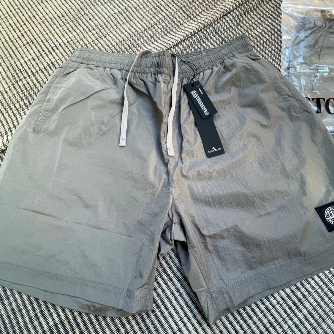 Grå shorts från Stone Island