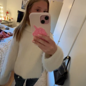 Snygg stickad tröja med krage🤍 - Super fin till vintern när det är extra kallt 🥶 strl XS och väldigt bra skick! 
