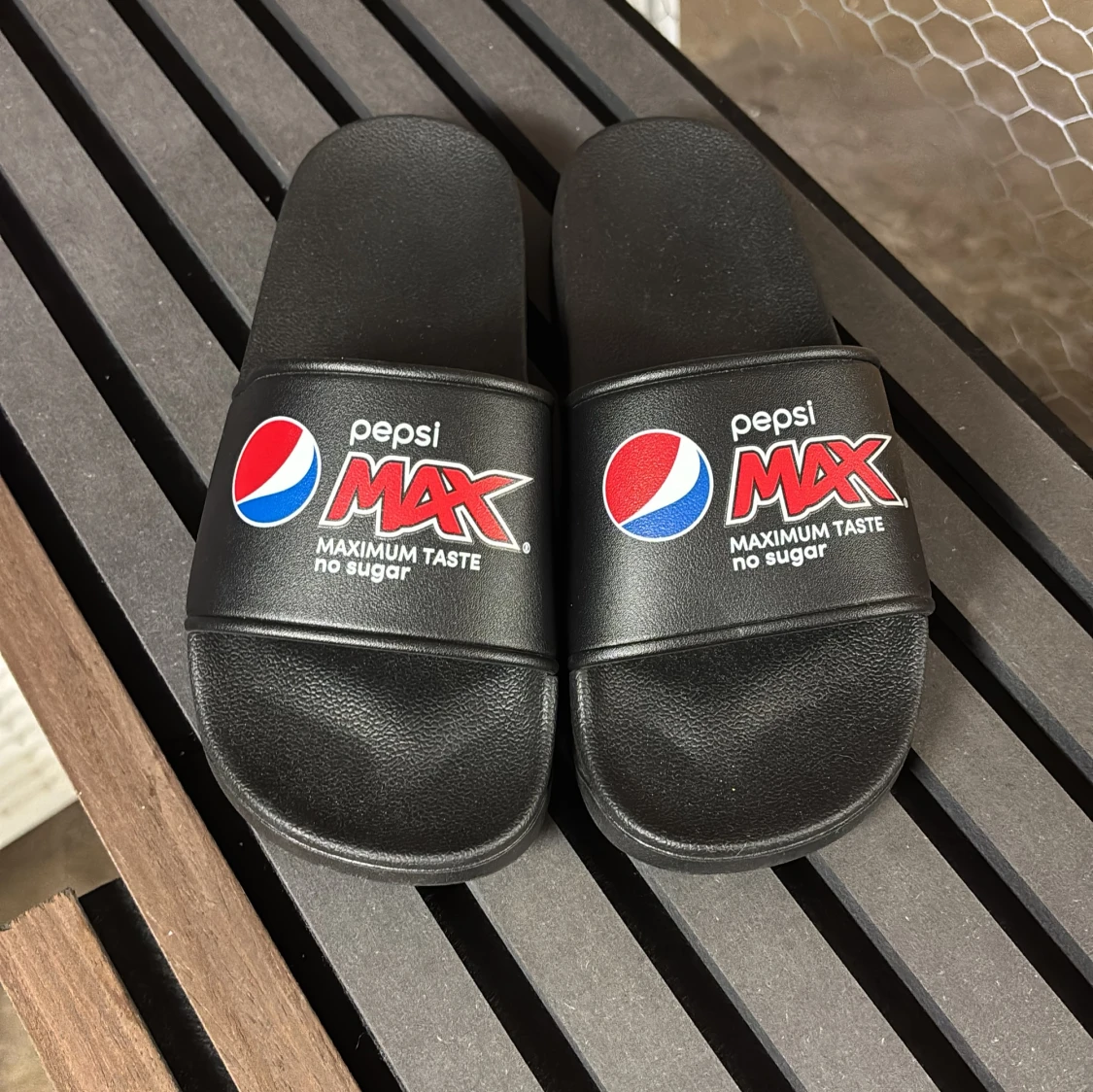 Svarta Pepsi Max sandaler