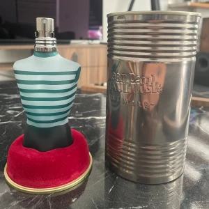 Jean Paul Gaultier Le Male 75ml - Jätte fräsch parfym, brukar kombinera parfymen när jag är nyduschad och får en fräsch/god doft. Parfymen är nästan helt ny - som ni ser på bild 2✅