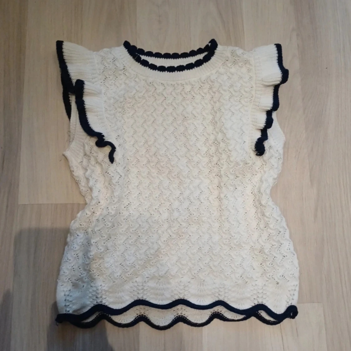 Vit stickad topp med volang från Lindex