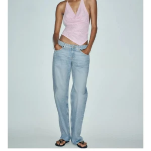 Ljusblå wide jeans med låg midja - Super snygga slutsålda som är raka med låg midja ljusblå jeans. Säljer då de är för små för mig. De har klassisk femficksdesign och är gjorda i mjukt denim.💞