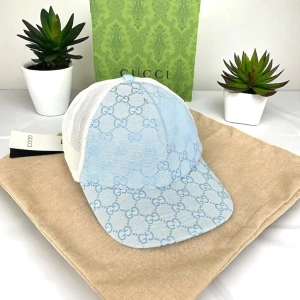 Blå Gucci keps med mesh och logomönster - Endast kepsen och tagsen tillkommer på köpet