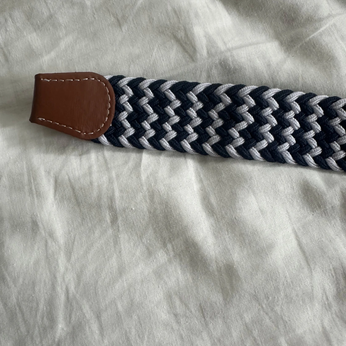 Randigt flätat bälte med bruna detaljer - 2