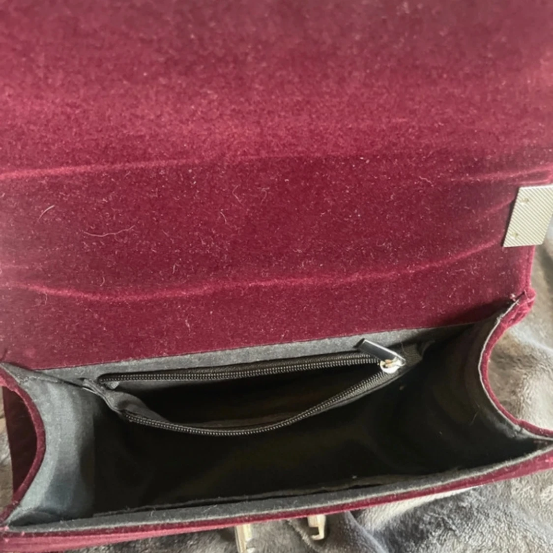 Vinröd väska i sammet - 3