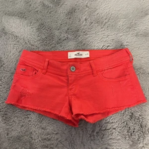 Lågmidjade jeans shorts  - Super snygga röda lågmidjade jeans shorts från hollister med lite slitningar , storlek 25 midjemått 38 bra skick 
