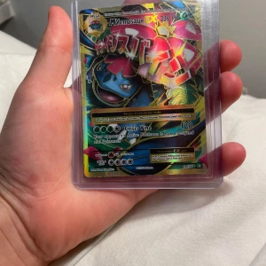 Venusaur Pokémon kort  - Mega Venusaur EX är ett glittrande och färgstarkt Pokémonkort från 2016, perfekt för samlare och fans av Pokémon. Kortet har coola effekter och är ett måste för dig som vill ha något unikt i din samling eller spela med vänner.