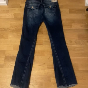 True religon mid waist jeans  - Mid waist jeans från true religon med snygga detaljer