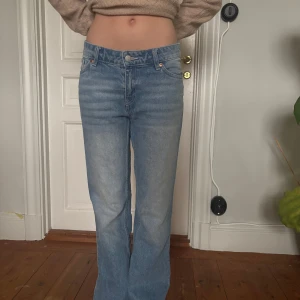 Ljusblå jeans  - Jätte snygga jeans från monki i storlek 25 men de passar mig som vanligt vis har xs/s i jeans de är i nyskick 