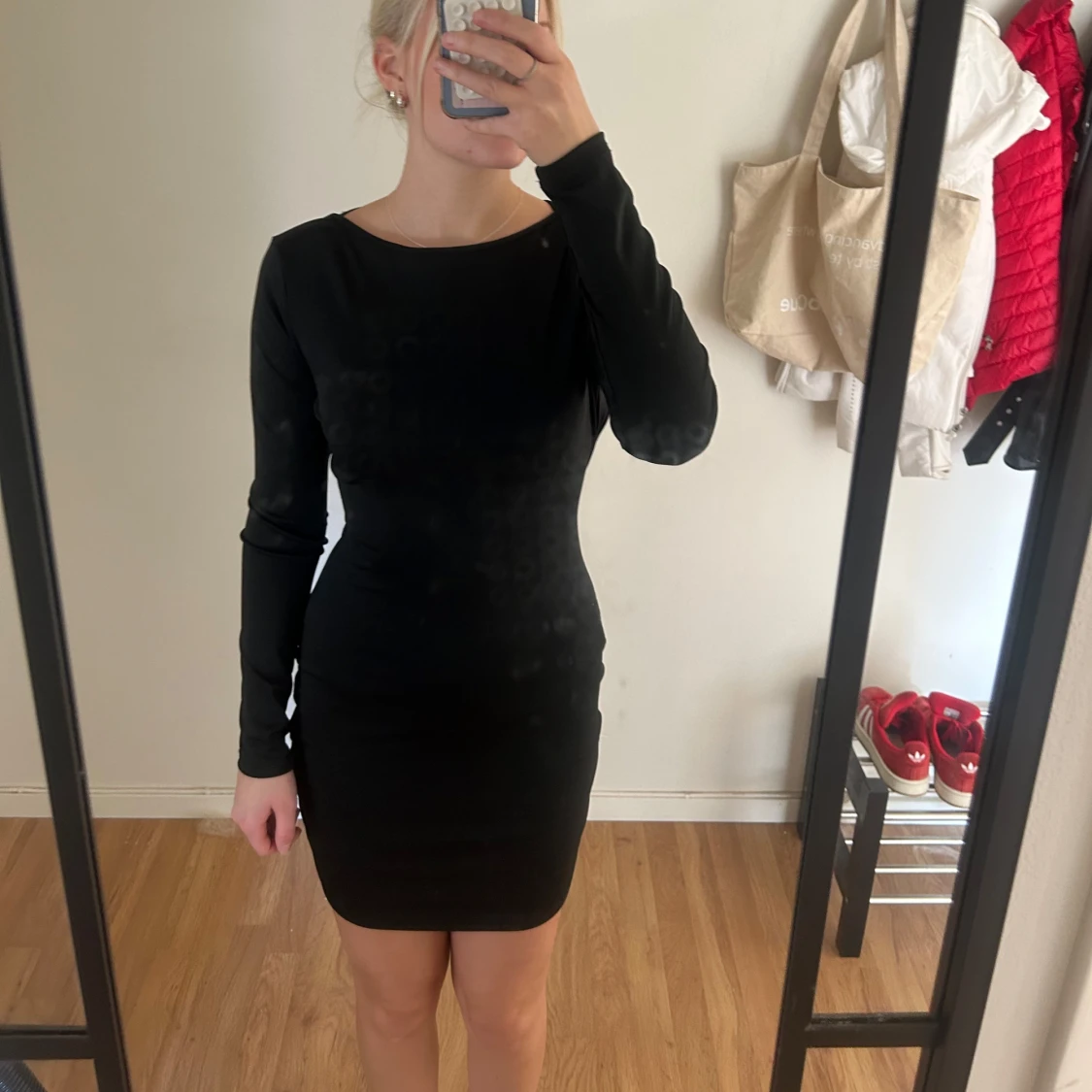 Svart tight klänning med öppen rygg - 1