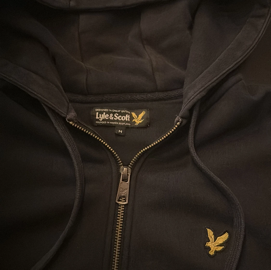 Mörk blå hoodie från Lyle & Scott M - 2