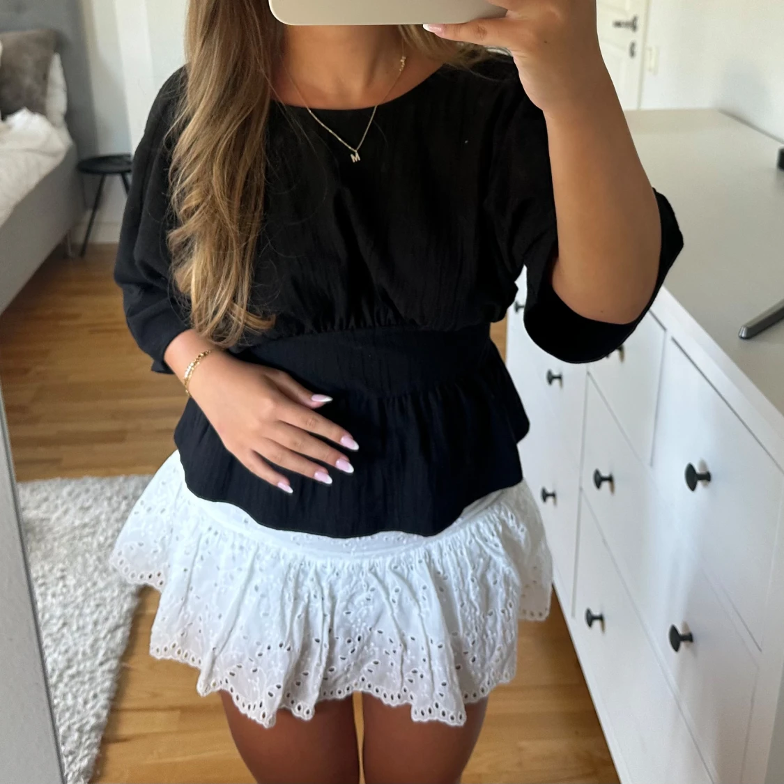 Vit kort kjol med broderade detaljer - 1