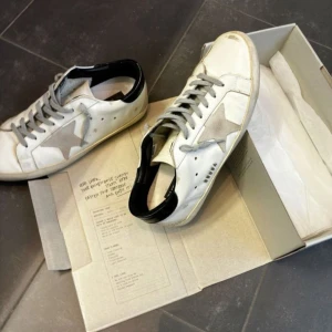 Golden Goose  - Hej säljer dessa fräscha  nya Golden Goose skor det är riktigt fina och perfekta nu inför skolstarten.  Priset ör inte hugget i sten bara att höra av sig vid frågor!!✌️🤗