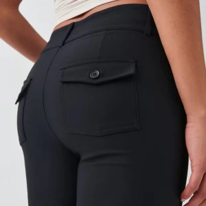 Svarta bootcut kostymbyxor - Snygga svarta kostymbyxor med bootcut-ben och låg midja. Byxorna har två bakfickor med lock och knapp, samt dubbla knappar i midjan. Perfekta för en clean och stilren look. Materialet känns mjukt och stretchigt. Dem är inte så använda då jag tyckte dem va lite korta på mig, skriv om ni har några frågor💓