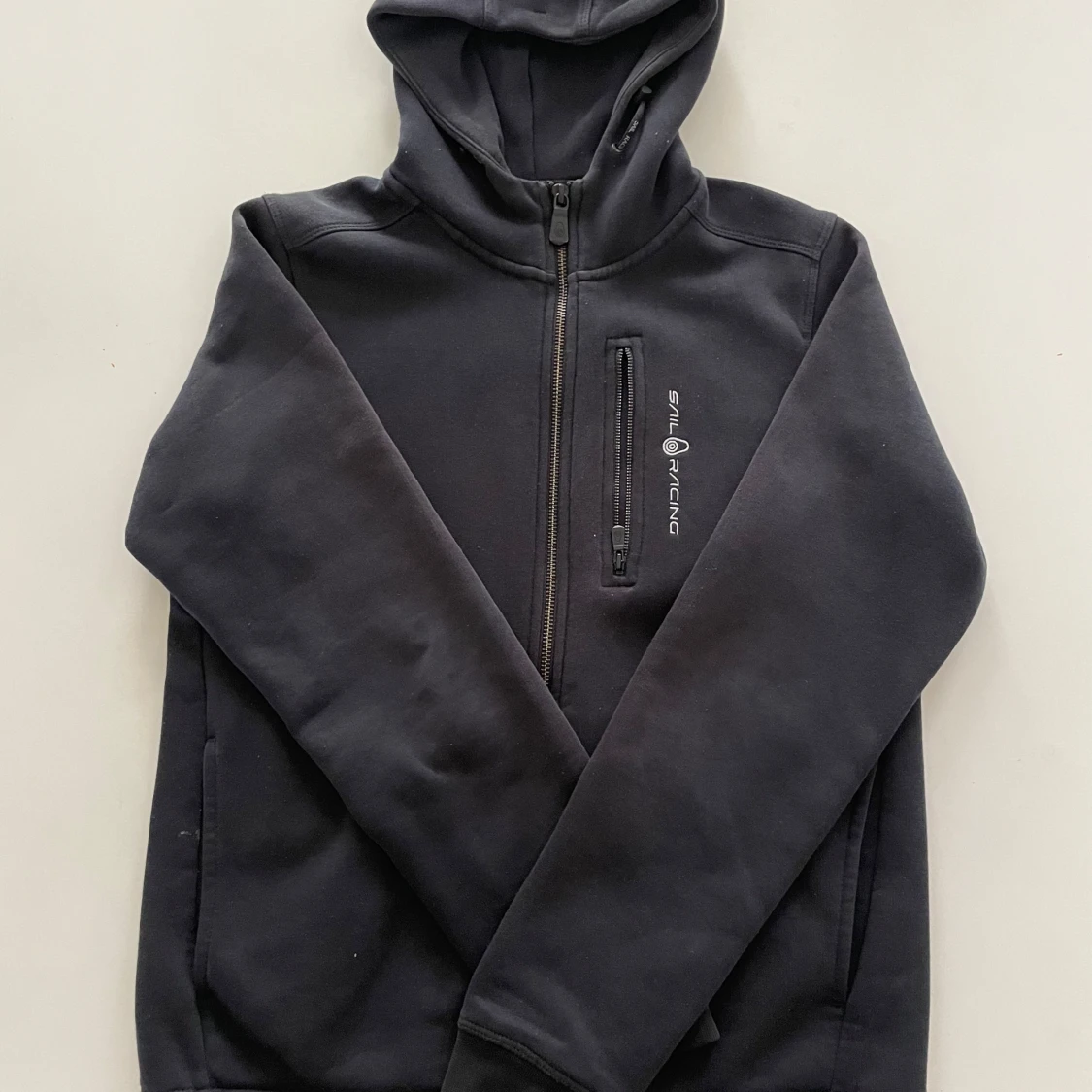 Svart hoodie från Sail Racing