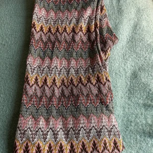 Mönstrade stickade bootcutbyxor - Snygga mönstrade byxor från Bikbok💕, det är förra ägaren som har försökt laga dem där back så de är lite söm som har gått upp, men de går säkert att laga genom att sy❣️