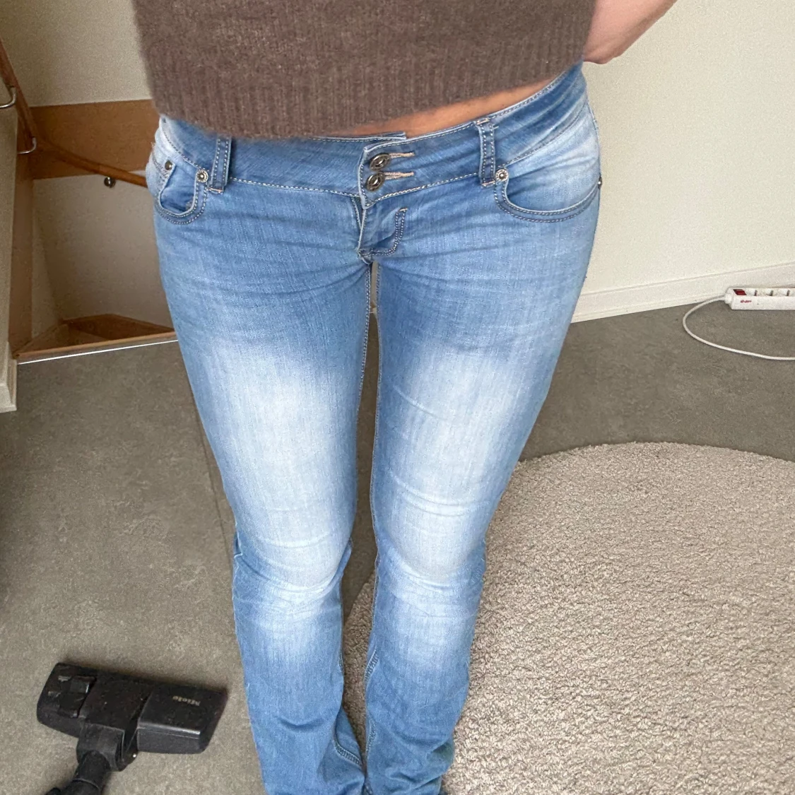 Blå bootcut jeans med låg midja