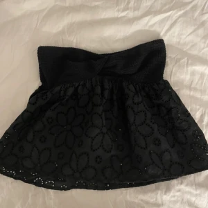 Tub topp med broderi  - Jätte söt tub topp med broderi, aldrig använd 