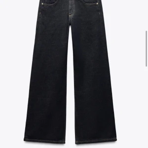Wide leg jeans låg midja blå - Säljer ett par blåa wide leg jeans från ZW Collection med låg midja. Jeansen har klassisk femficksdesign och raka, vida ben för en avslappnad och trendig look. Aldrig använda!