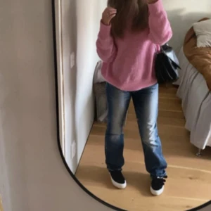 Bootcut Lee - Säljer dessa snygga bootcut jeans ifrån LEE super snygga och lite vintage vibe, passar till allt! Ända problemet är att det är mini hål i skrevet, men ej något som syns när de används, om du inte har bena upp i vädret men de tror jag ej haha🩷passar storlekarna S-M kanske L! Är ej säker dock🩷
