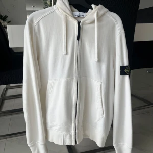 Stone Island kofta - Säljer en riktigt snygg och sällsynt Stone Island kofta. Skicket är 9,5/10 då den knappast är använd. Storlek är L passar även M
