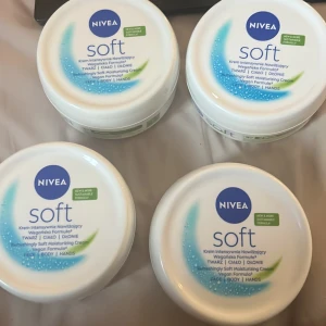 NIVEA Soft ansiktskräm 4-pack - Fyra burkar NIVEA Soft ansiktskräm med vegansk formula. Säljer 1 st för 15kr och alla 4 för 75kr