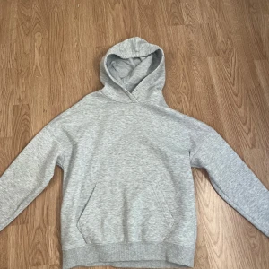 Grå hoodie med huva xxs - Säljer en enkel mysig och stilren grå hoodie med huva storlek xxs, 