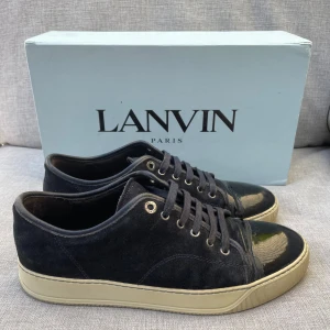 Lanvin skor  - Hej! Säljer nu dessa sjukt snygga lanvin skor. Skorna är i okej skick! Har begränsat antal boxar och dustbag. Hör av dig vid frågor 