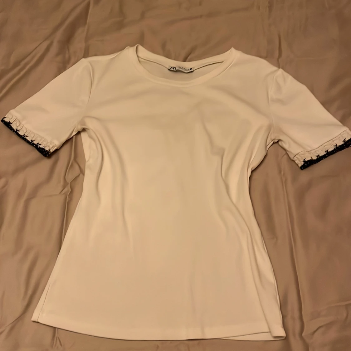 Vit t-shirt med stickad kant från Zara